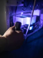 Latarka WIZARD C2 WUV MAGNET 1100 lm/1.6 W, 98 m światło białe i ultrafioletowe - obrazek 4