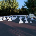 Betonowe blokady drogowe – piramidy